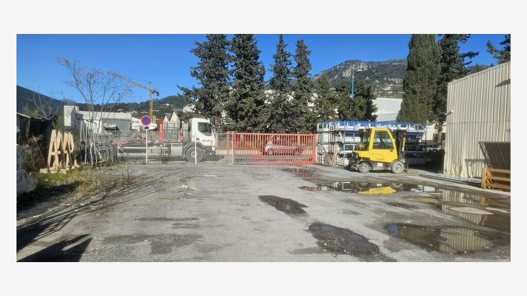 Bâtiment industriel 1700m² à vendre à Carros