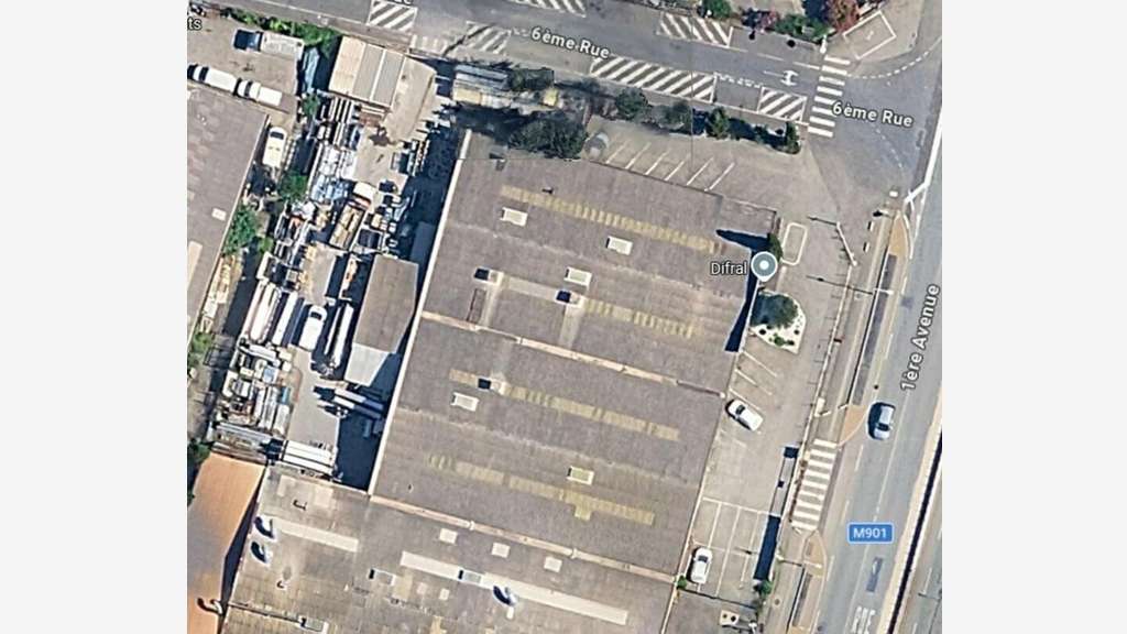 Bâtiment industriel 1700m² à vendre à Carros