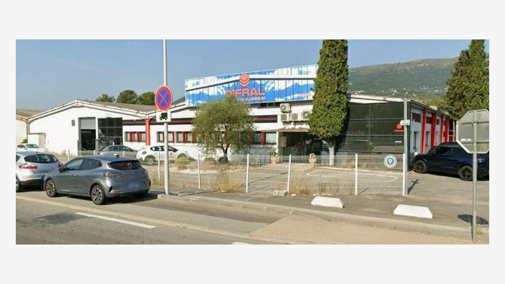 Bâtiment industriel 1700m² à vendre à Carros