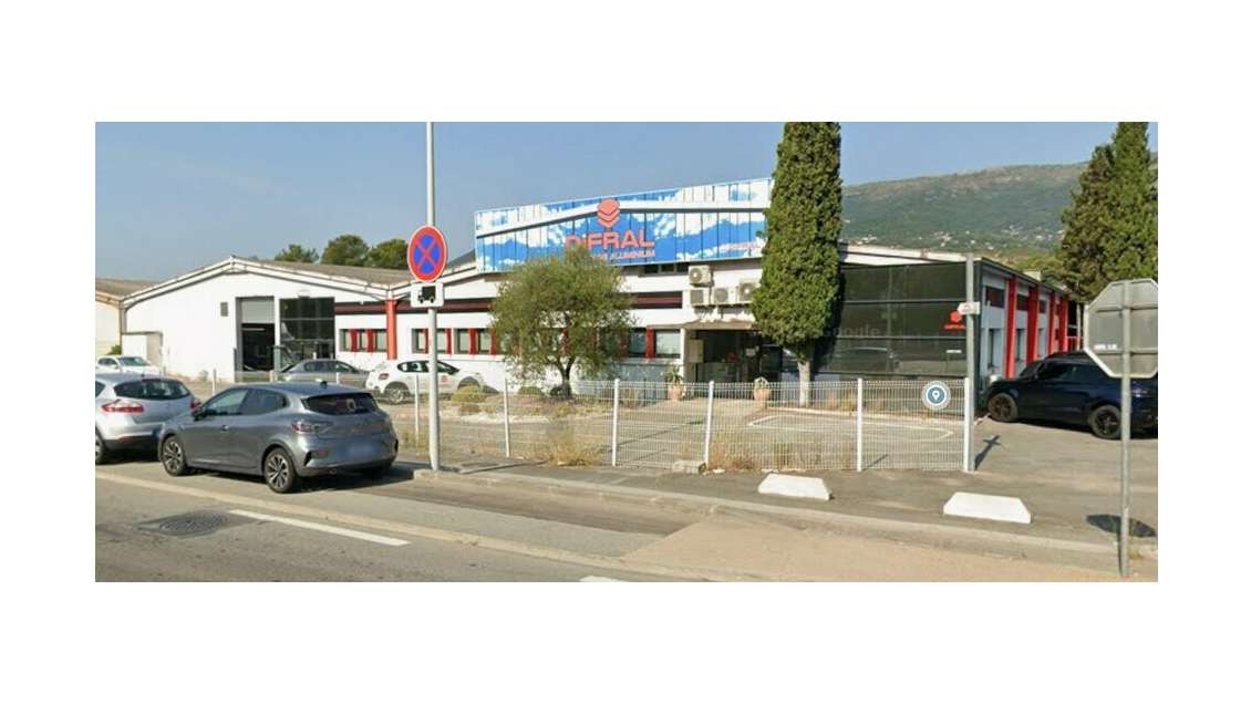 Bâtiment industriel 1700m² à vendre à Carros