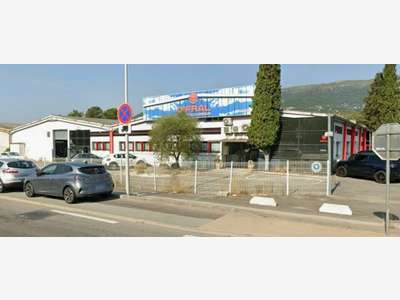 Bâtiment industriel 1700m² à vendre à Carros