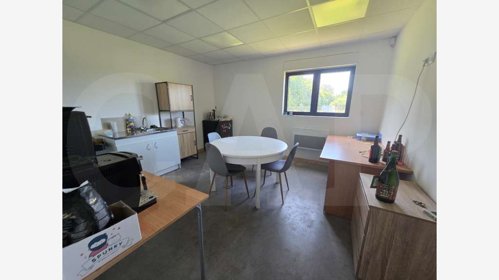 A vendre local d'activité 525m² à Cavan
