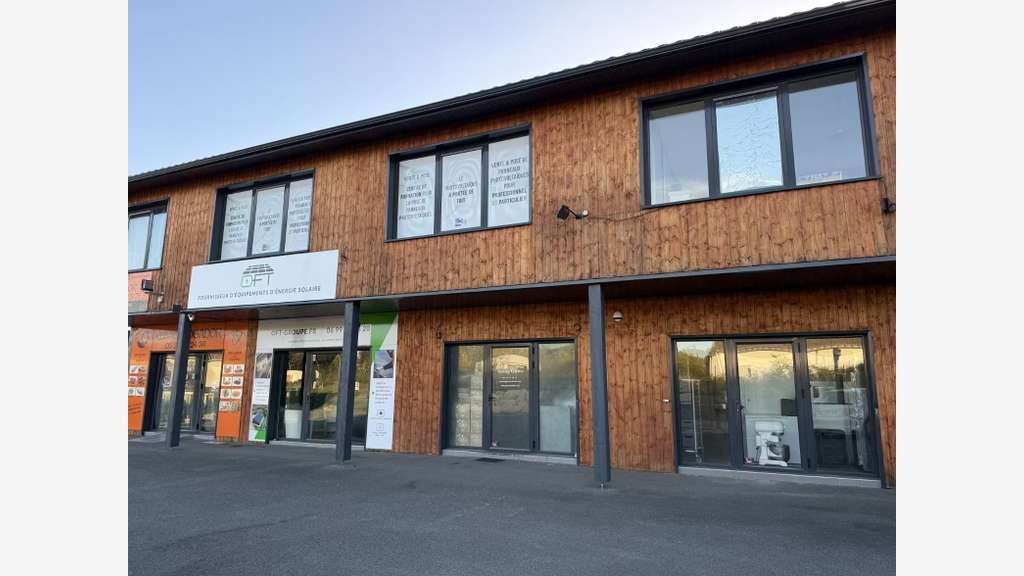 ENSEMBLE IMMOBILIER 6 COMMERCES 1200 M2