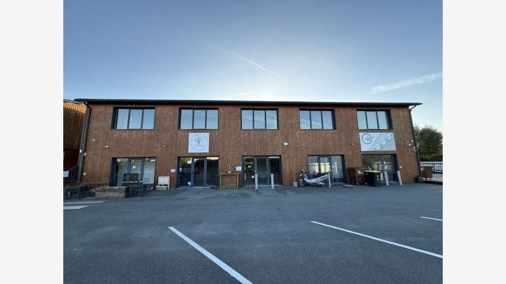 ENSEMBLE IMMOBILIER 6 COMMERCES 1200 M2