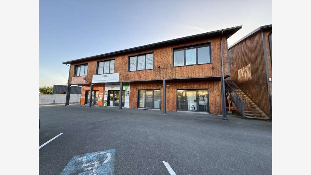 ENSEMBLE IMMOBILIER 6 COMMERCES 1200 M2