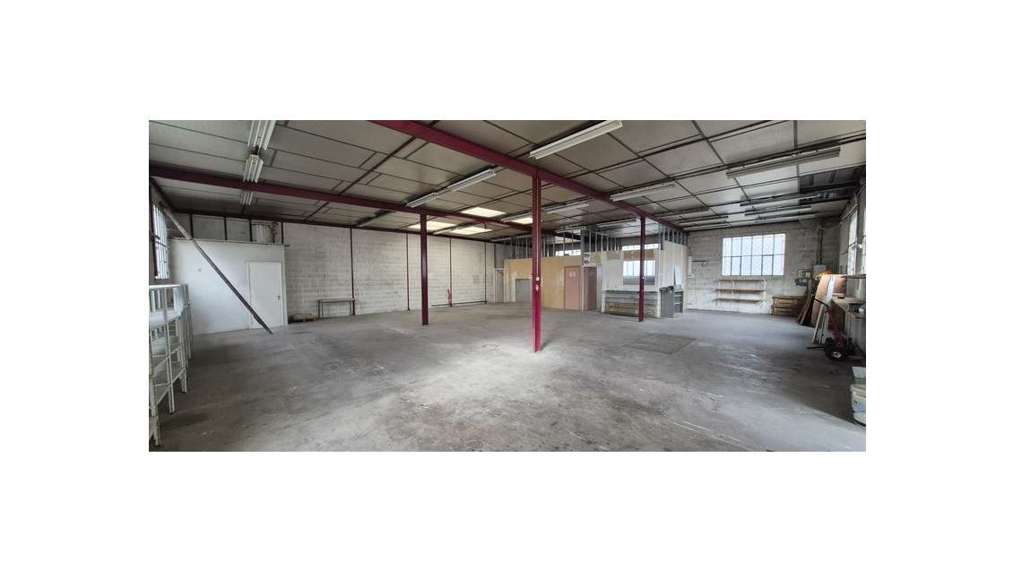 Local professionnel / hangar / entrepôt à vendre à