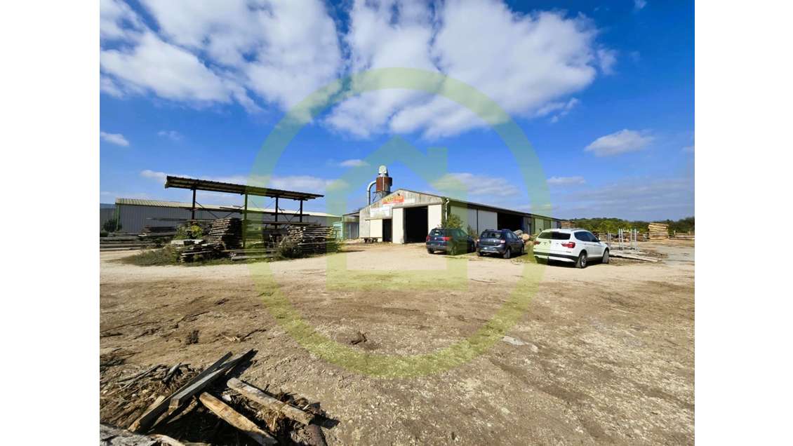 A vendre bâtiments 800m² sur 5000m² Celles/Belle