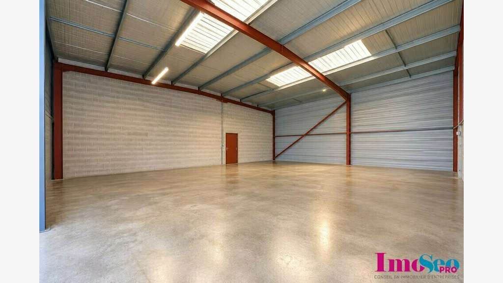 Entrepôt de 150m² à vendre en ZA à Cestas