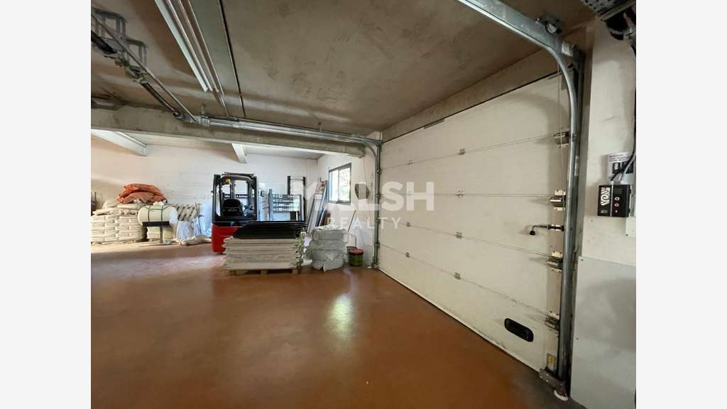 Local 450m² avec bureaux climatisés à Champagne
