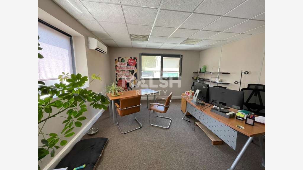 Local 450m² avec bureaux climatisés à Champagne