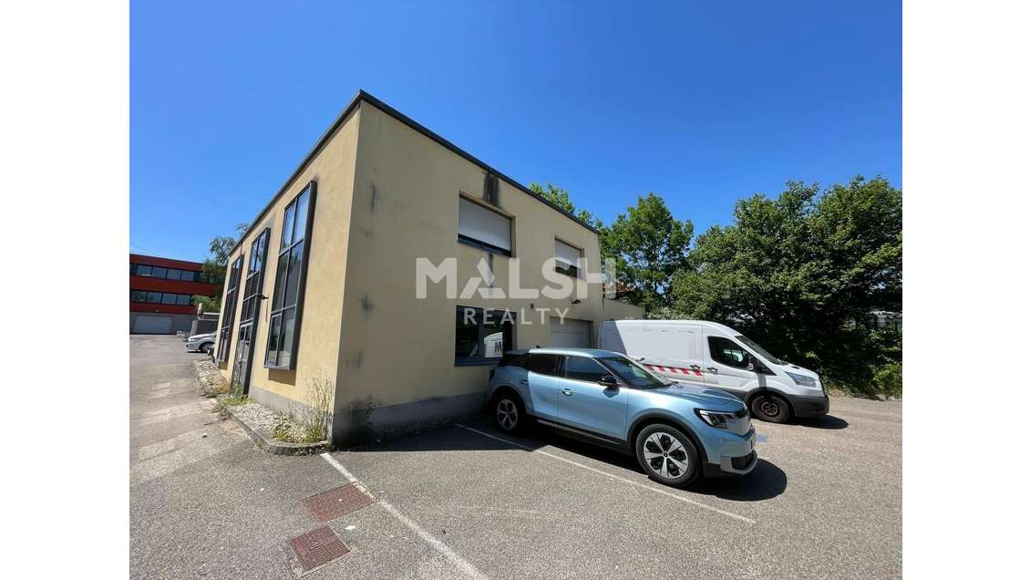 Local d'activités avec bureaux climatisés à CHAMPA