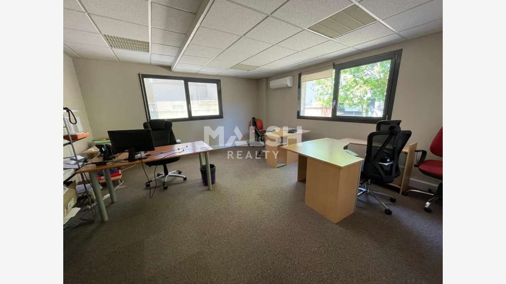 Local 450m² avec bureaux climatisés à Champagne