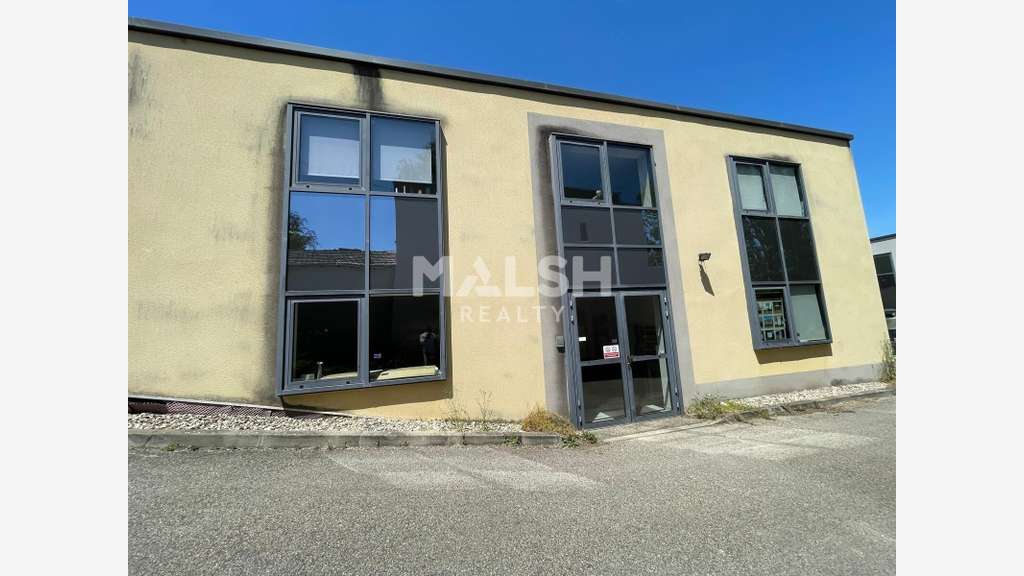Local 450m² avec bureaux climatisés à Champagne