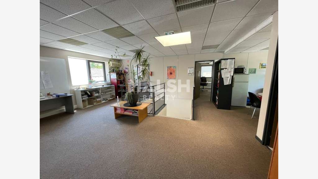 Local 450m² avec bureaux climatisés à Champagne