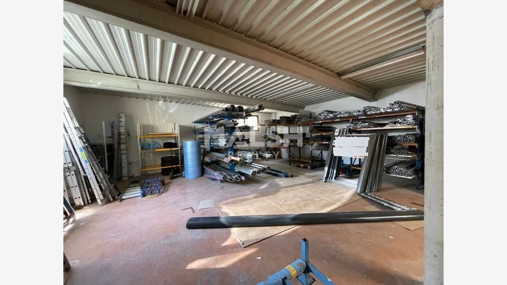 Local 450m² avec bureaux climatisés à Champagne