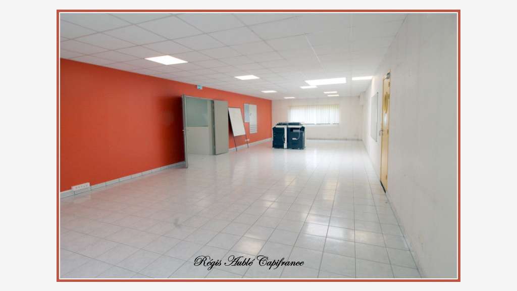 A vendre bâtiment d'activité récent 866m² à Changé