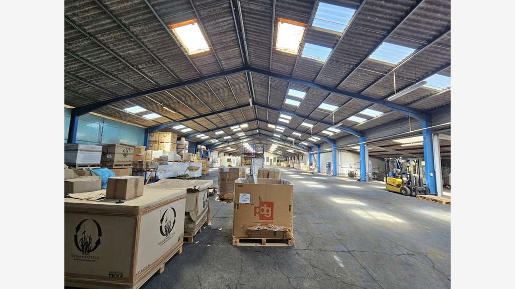 Bâtiment industriel de 3000 m² sur terrain privé P