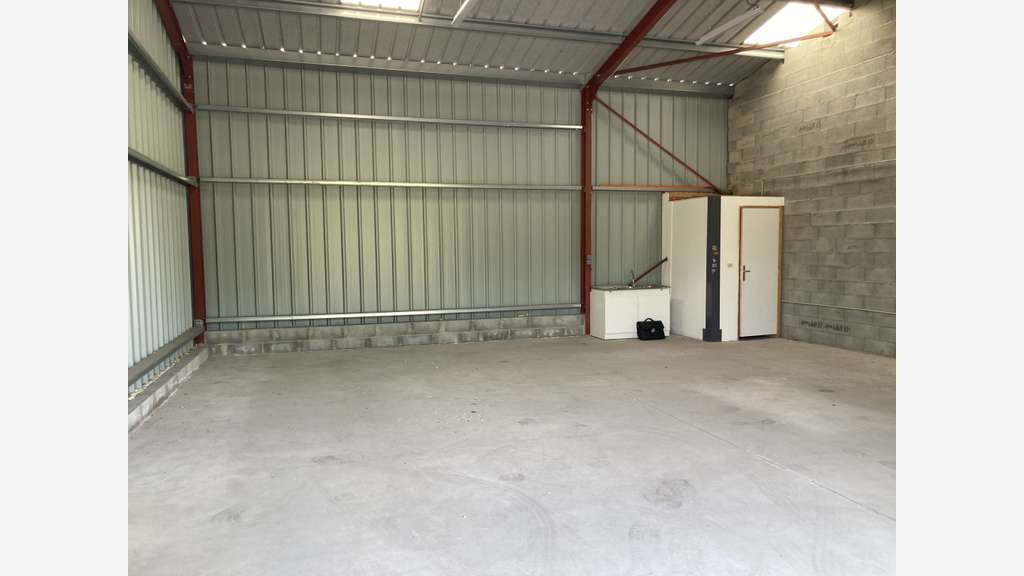 Vente entrepôt 156m² en ZA à  Magnac Bourg