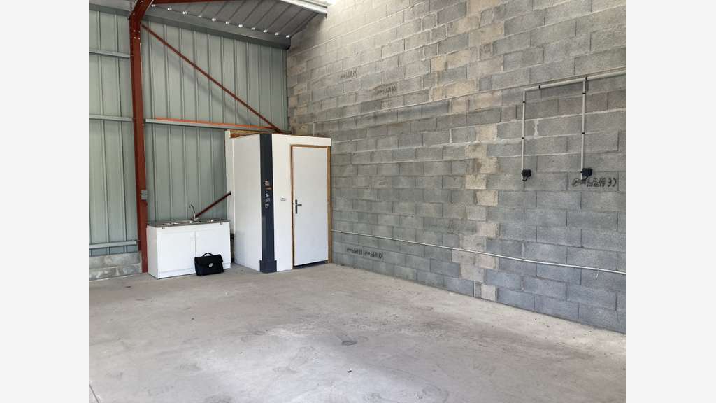 Vente entrepôt 156m² en ZA à  Magnac Bourg