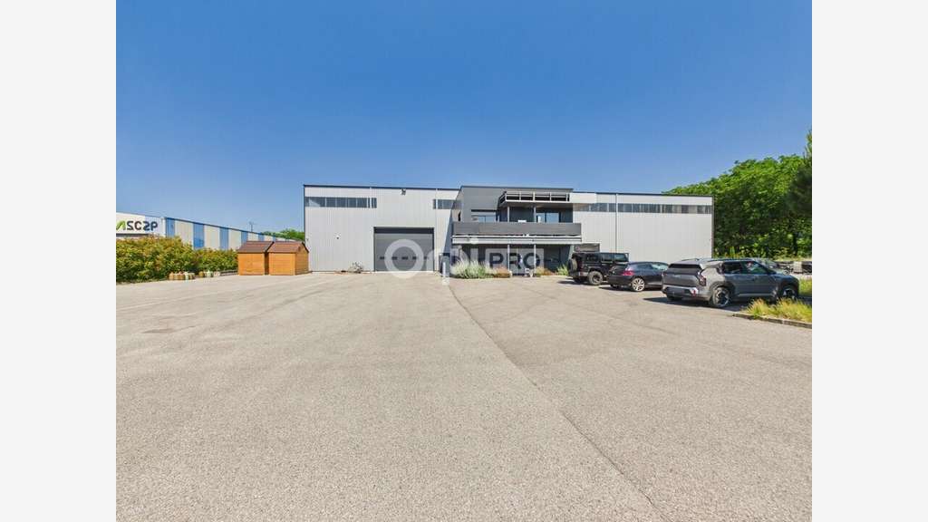 Entrepôt 1360m² à vendre Zone Artisanale de Chatte