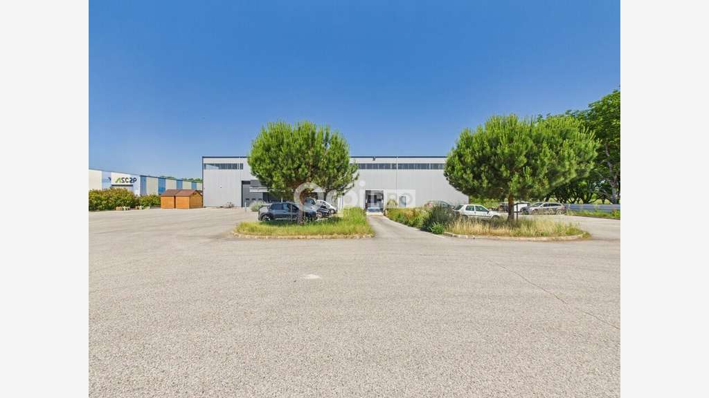 Entrepôt 1360m² à vendre Zone Artisanale de Chatte