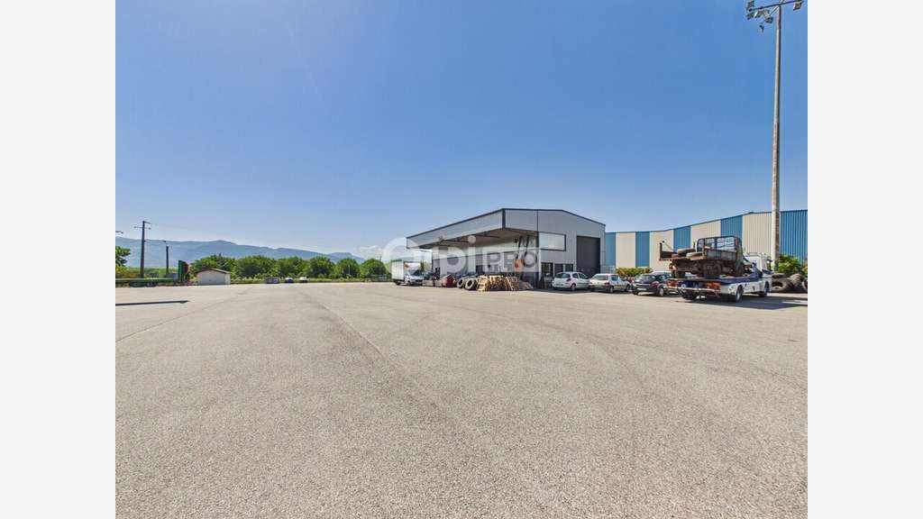 Entrepôt 1360m² à vendre Zone Artisanale de Chatte