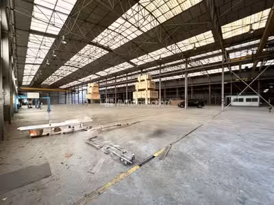 A vendre entrepôt 8680m² à Chaufour -les-Bonnières