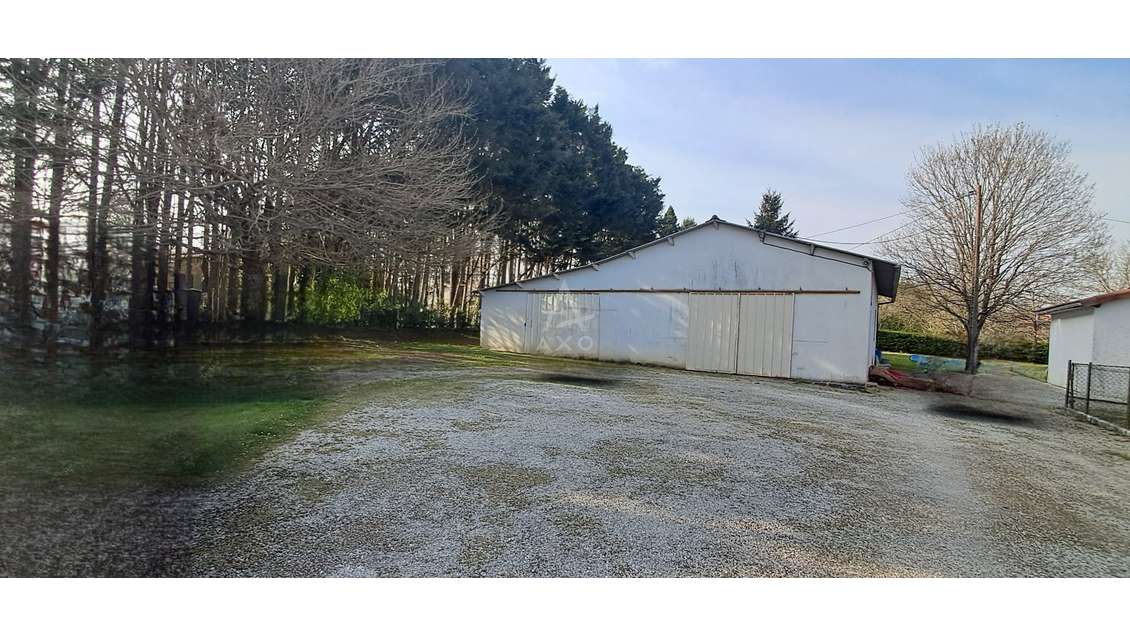 Hangar et dépendances de plus de 150m² à Chazelles