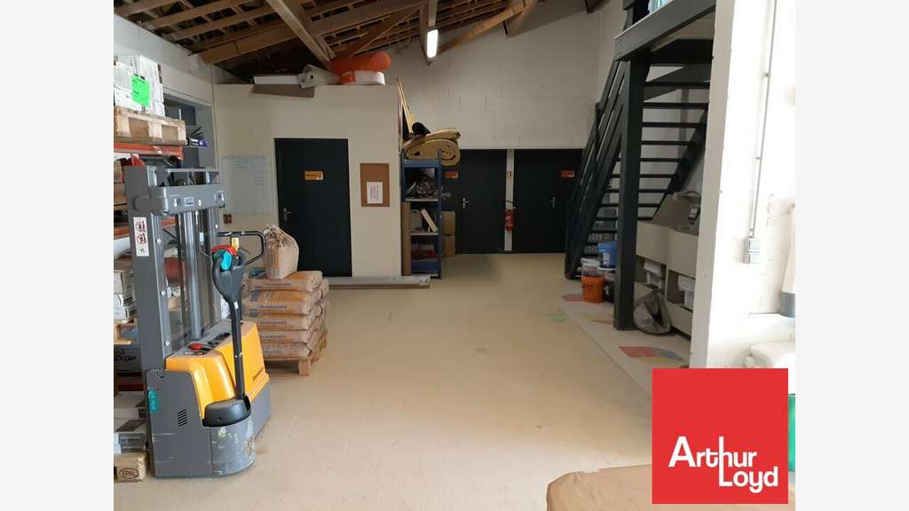 Local d'activités de 400m² à vendre à Cisse