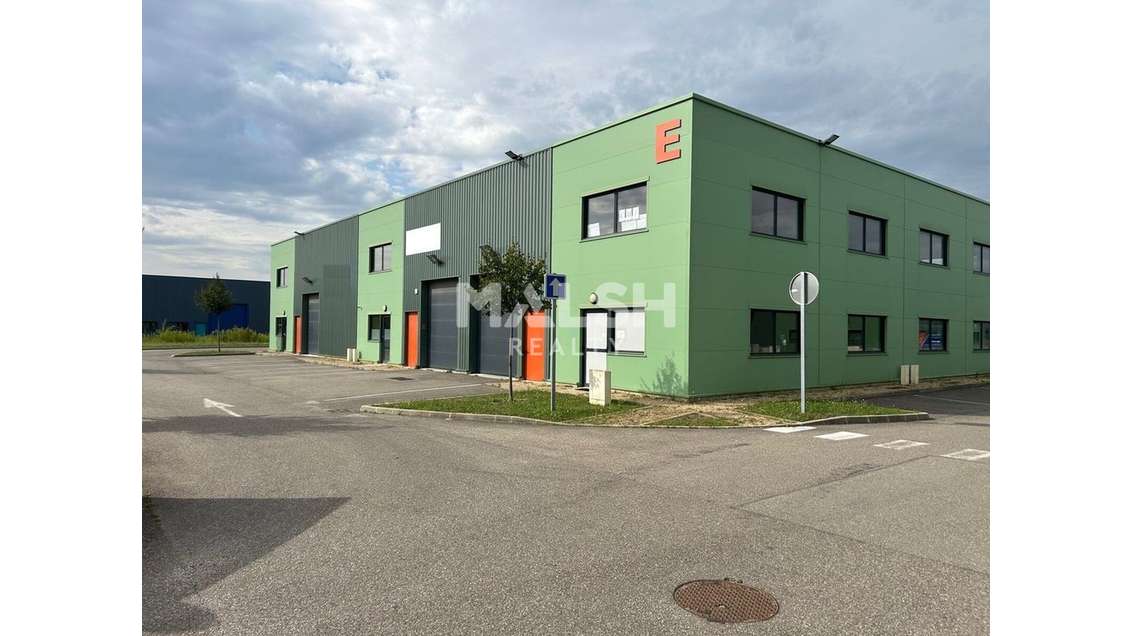 Local d'activités récent 161m² à Civrieux A46