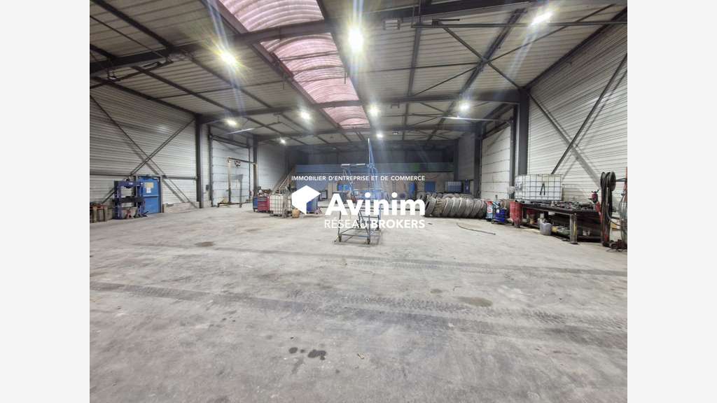 Vente entrepôt et bureaux de 920m² à Claye-Souilly