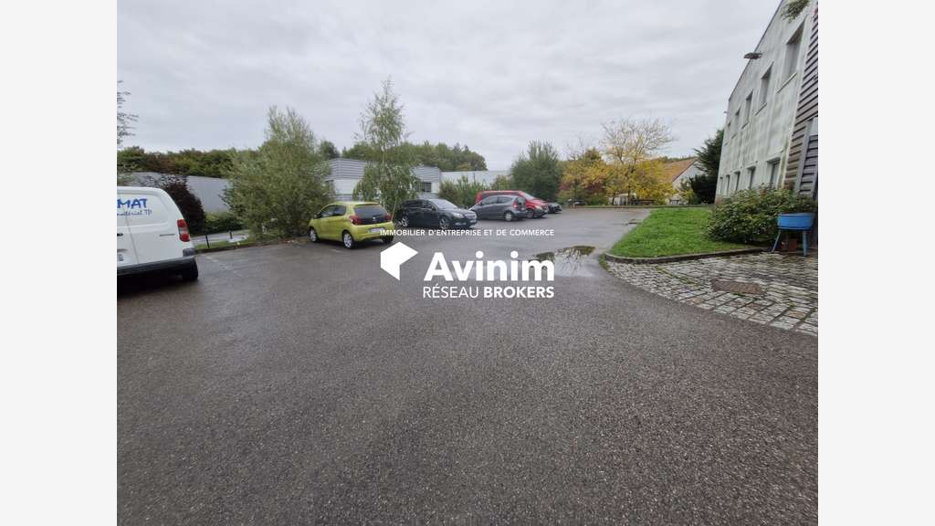 Vente entrepôt et bureaux de 920m² à Claye-Souilly