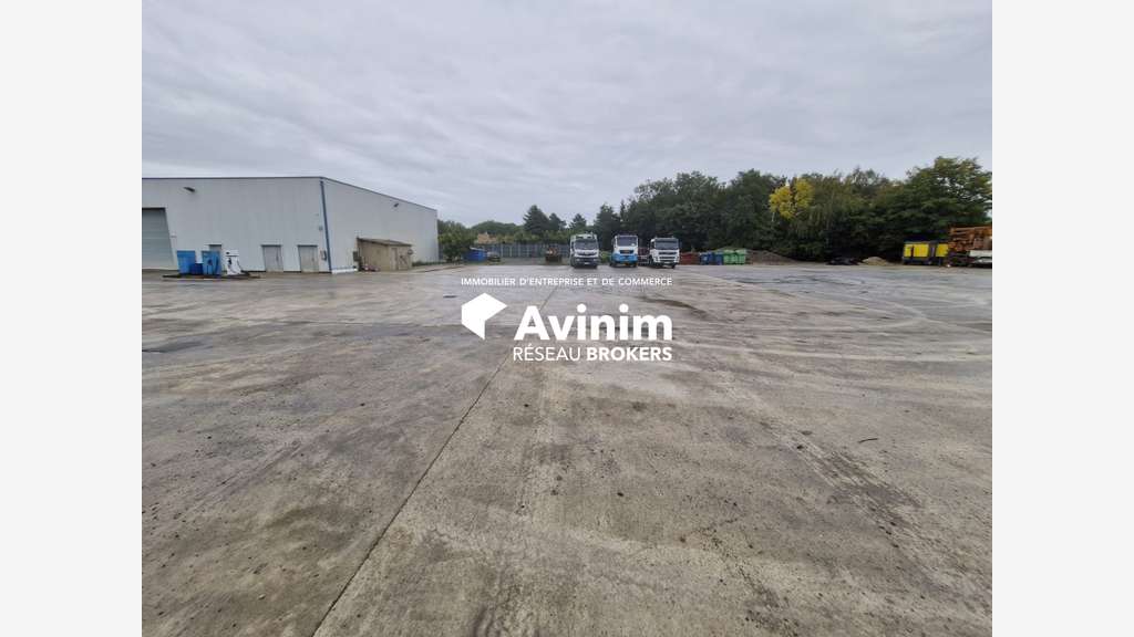 Vente entrepôt et bureaux de 920m² à Claye-Souilly