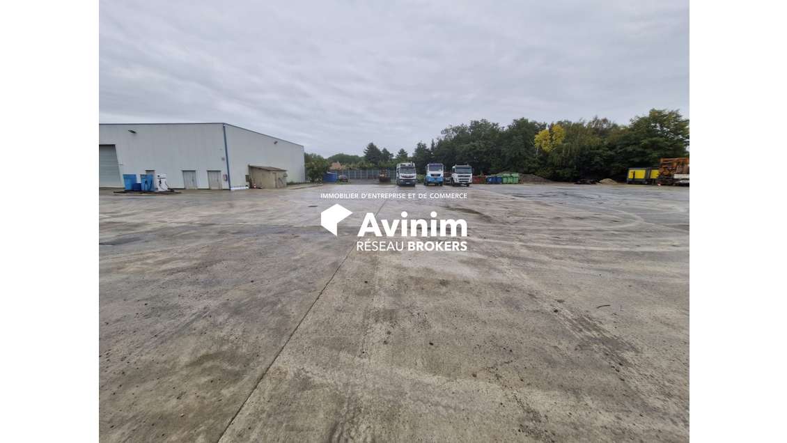 Vente entrepôt et bureaux de 920m² à Claye-Souilly