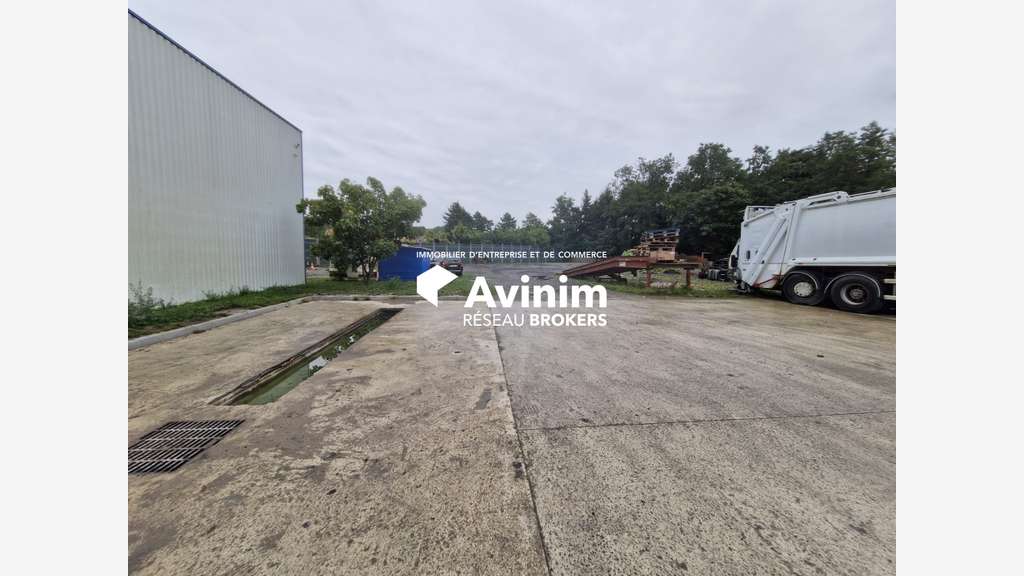 Vente entrepôt et bureaux de 920m² à Claye-Souilly