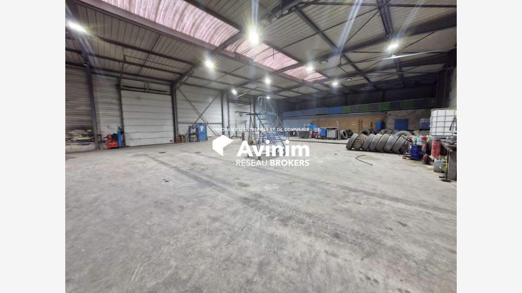 Vente entrepôt et bureaux de 920m² à Claye-Souilly