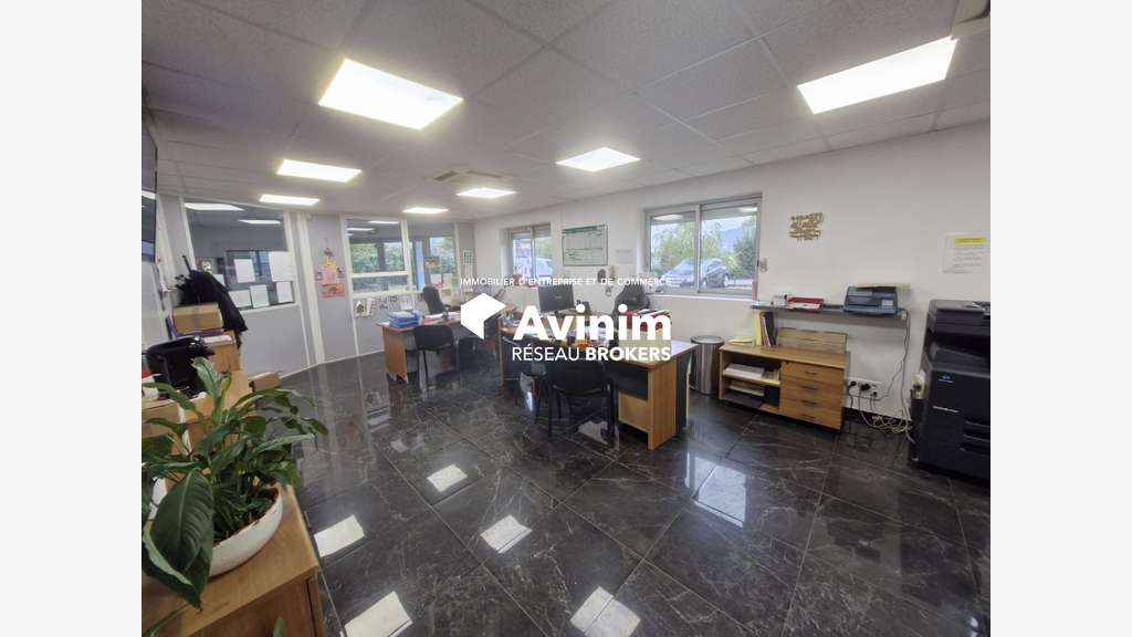 Vente entrepôt et bureaux de 920m² à Claye-Souilly
