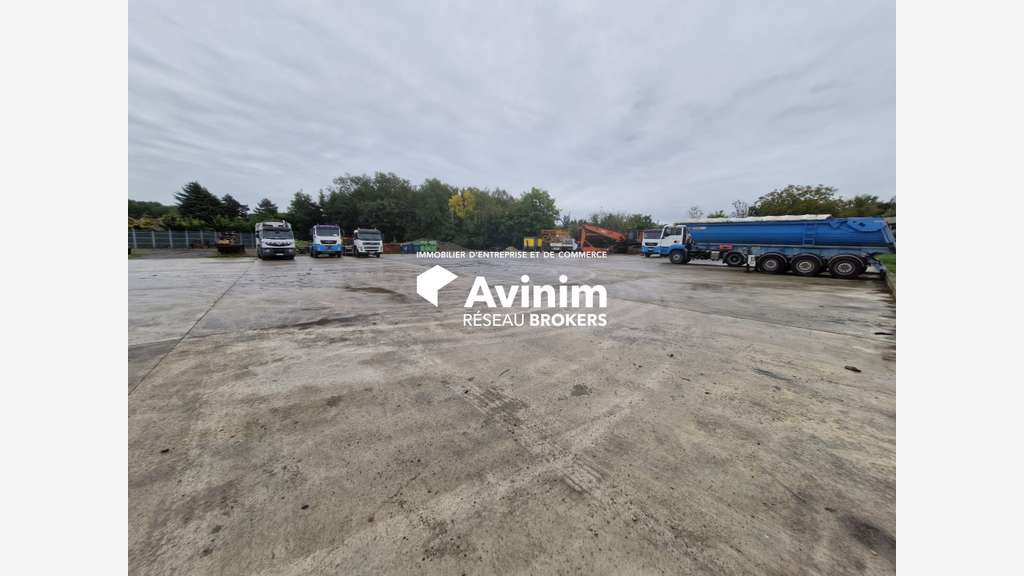 Vente entrepôt et bureaux de 920m² à Claye-Souilly