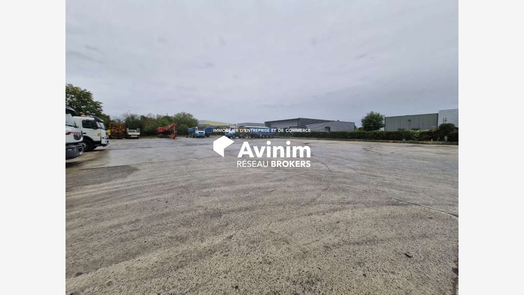 Vente entrepôt et bureaux de 920m² à Claye-Souilly