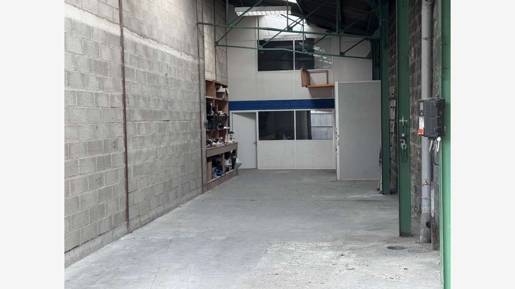 A vendre locaux d'activité à Colombes