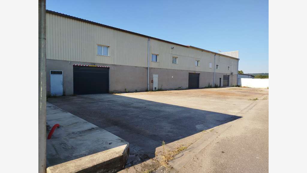 À vendre spacieux entrepôt 990m² à Contrexéville