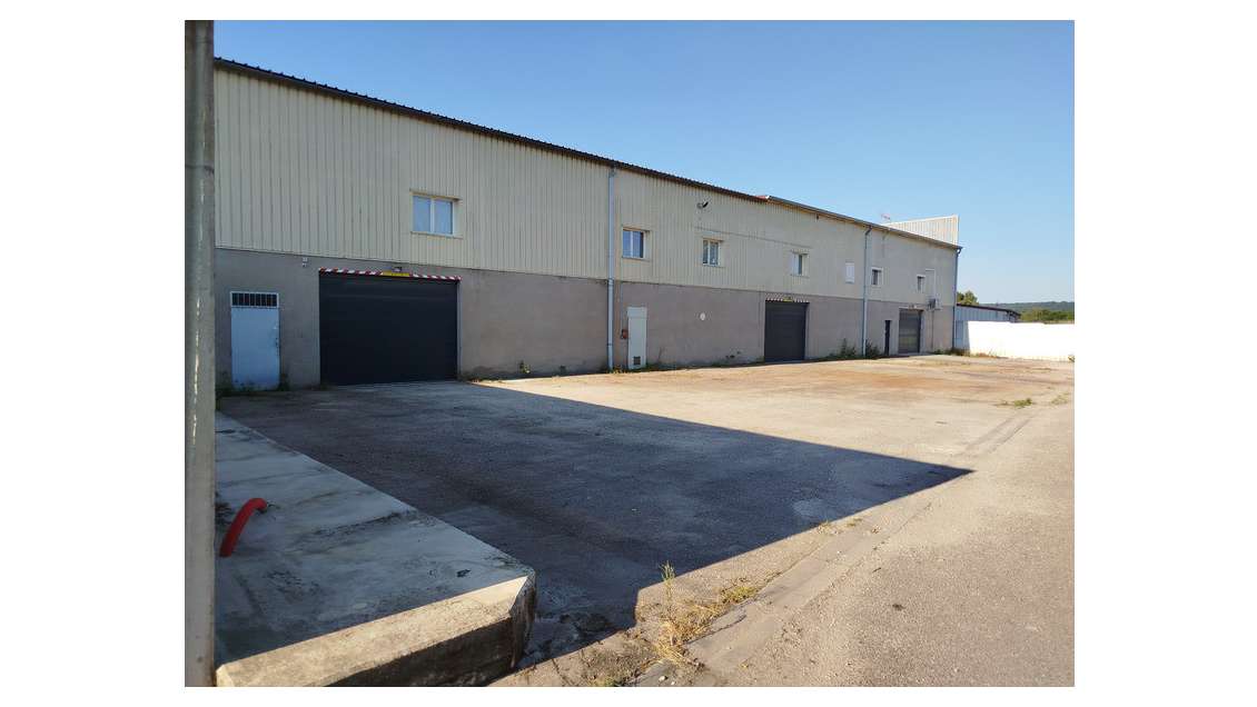 À vendre spacieux entrepôt 990m² à Contrexéville 
