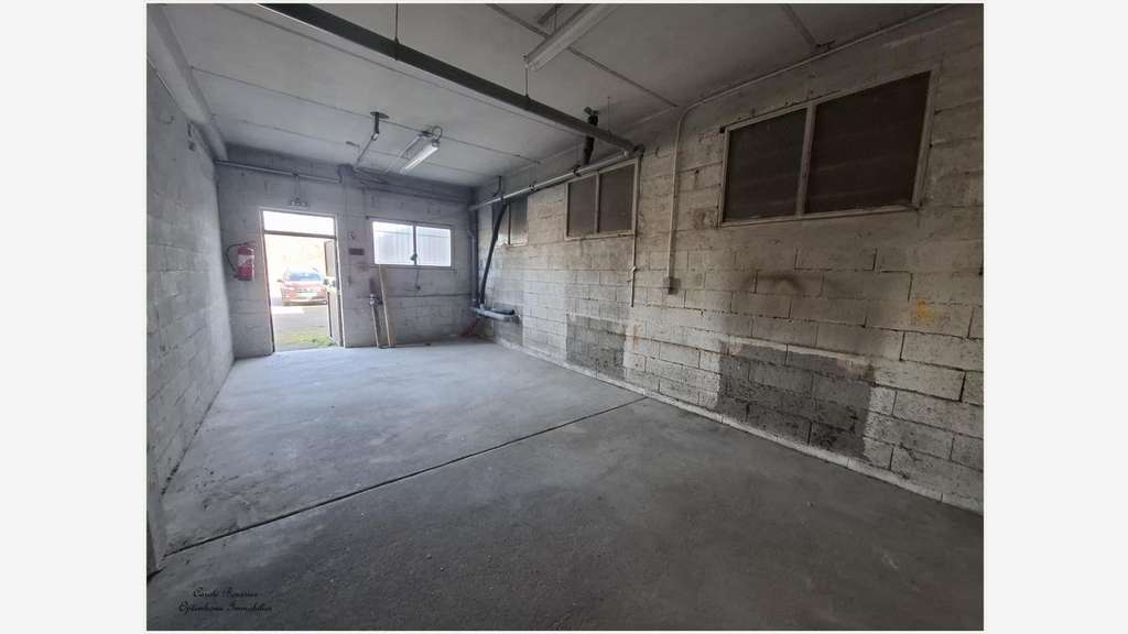 À vendre spacieux entrepôt 990m² à Contrexéville 