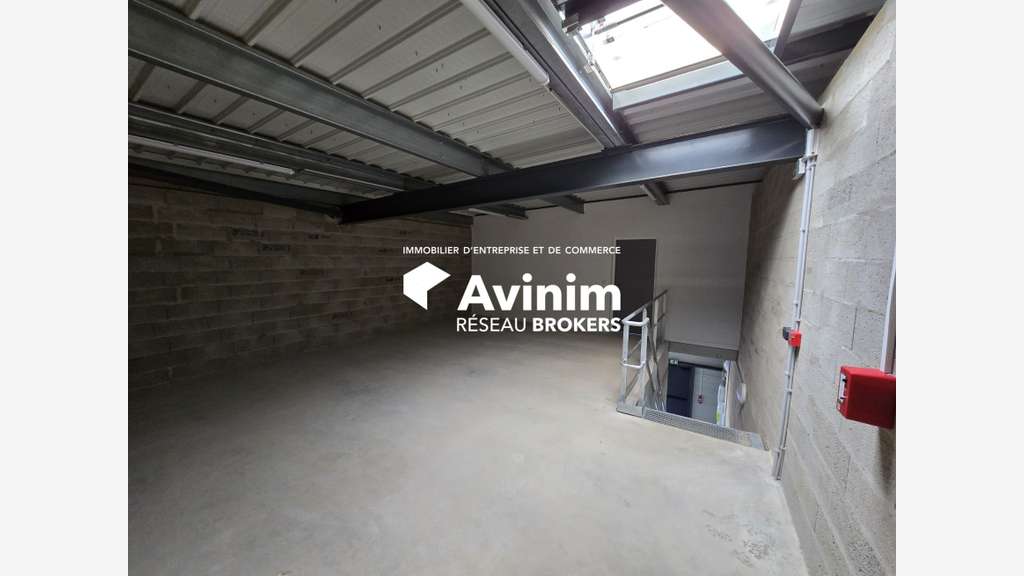 A VENDRE LOCAUX NEUFS MIXTES 133 M²