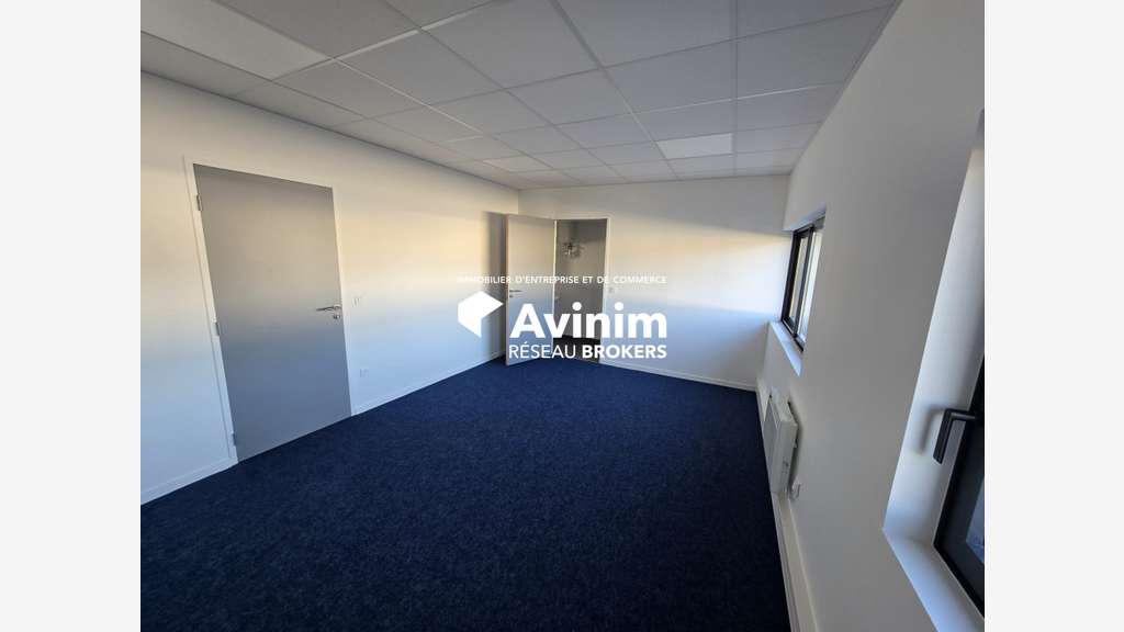A VENDRE LOCAUX NEUFS MIXTES 133 M²