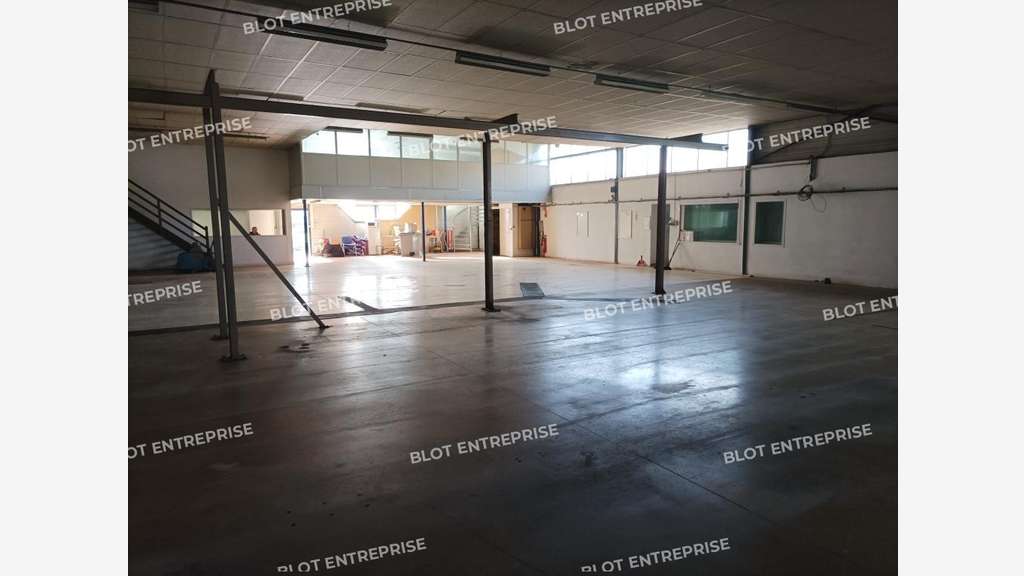 À vendre locaux 2100m² à Couëron ZA Pan Loup