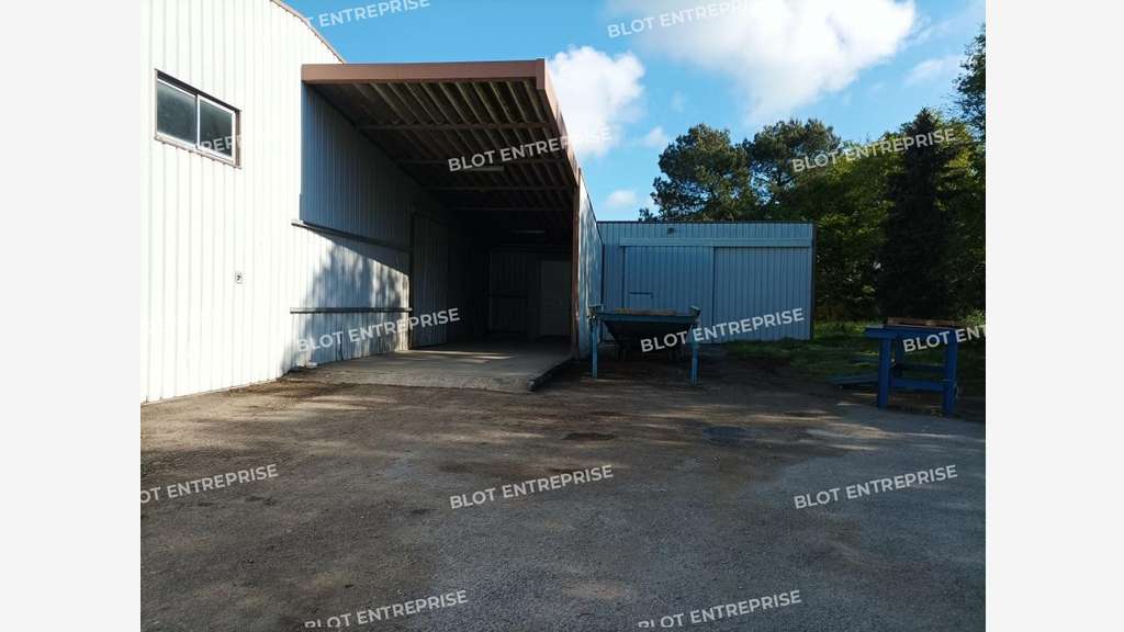 À vendre locaux 2100m² à Couëron ZA Pan Loup