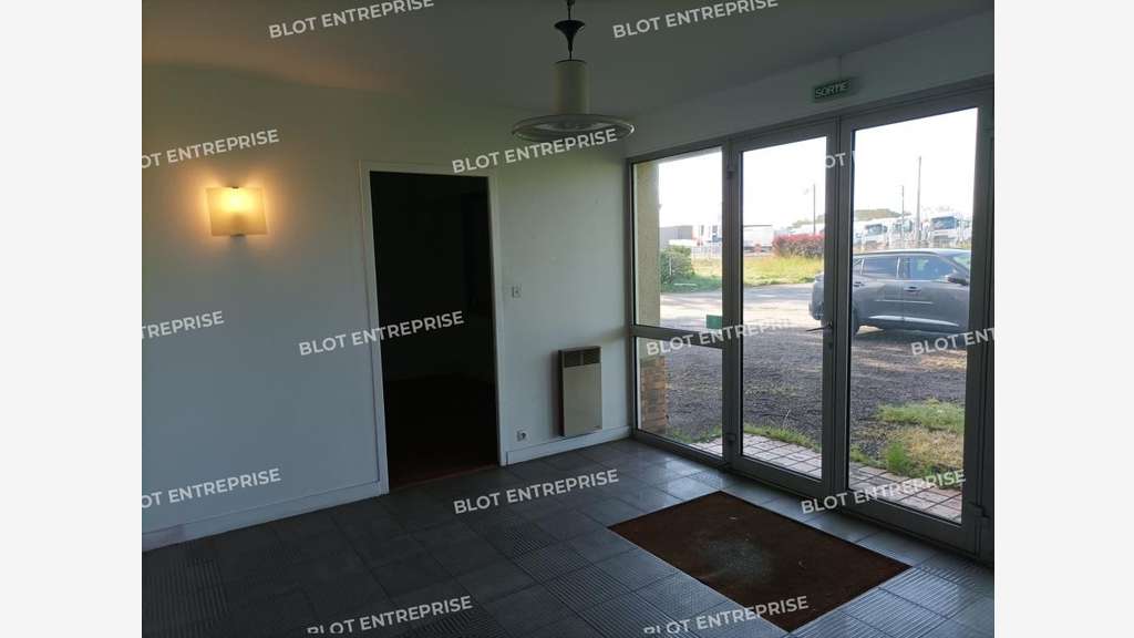 À vendre locaux 2100m² à Couëron ZA Pan Loup