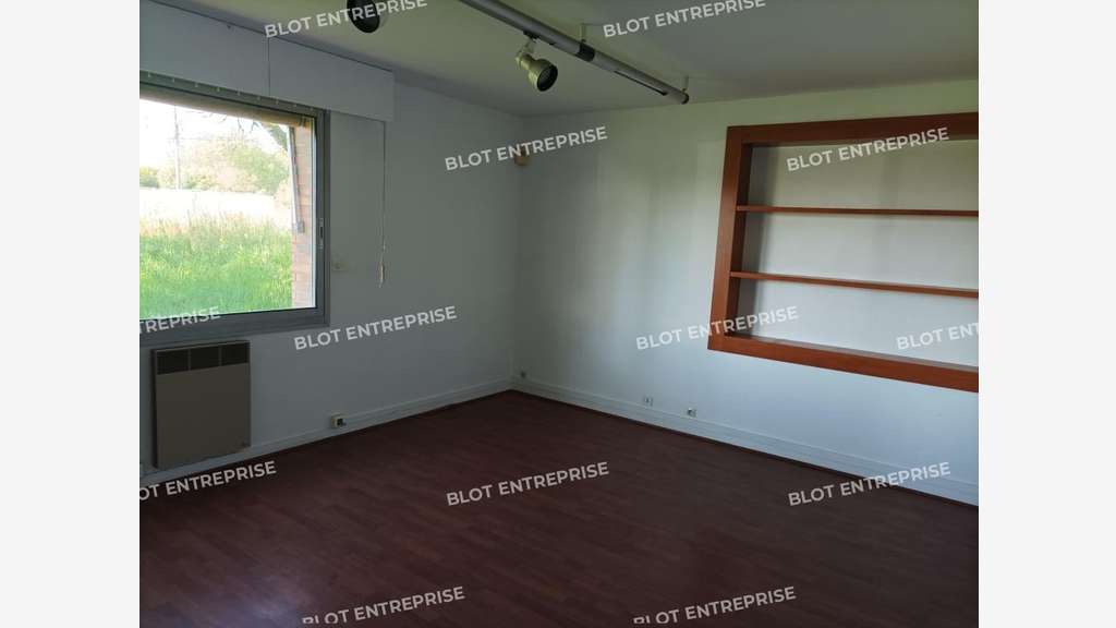 À vendre locaux 2100m² à Couëron ZA Pan Loup