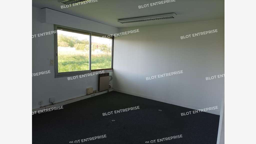À vendre locaux 2100m² à Couëron ZA Pan Loup